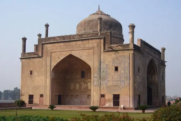 tourist places near agra within 500 kms