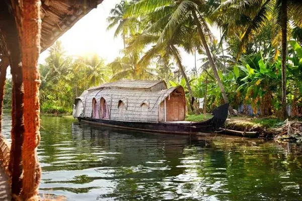 nice tourist places in kerala